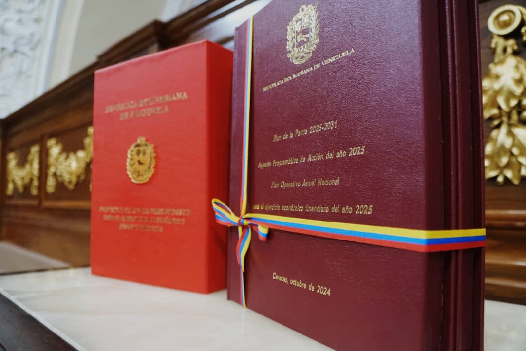 Cumpliendo con el mandato constitucional, recibimos del Ministro de Planificación, Ricardo Menéndez:

1️⃣ Plan Operativo Anual Nacional para el Ejercicio Económico Financiero 2025. 

2️⃣ Proyecto de Ley de Presupuesto para el Ejercicio Económico Financiero 2025.

3️⃣ Proyecto de Ley