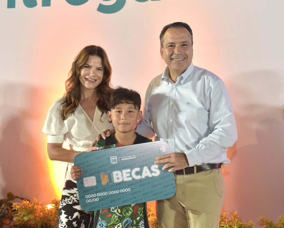 tonoastiazaran's tweet photo. Para mi esposa @PattyRuibal y para mí la educación es una prioridad, por eso me dio mucho gusto cumplir el compromiso de entregar a trabajadores del @HermosilloGob y @BomberosHermos1, becas para sus hijos desde primaria hasta universidad. 

Este apoyo más que un incentivo, es una manera de corresponder al esfuerzo que hacen para mejorar nuestra ciudad. ¡Muchas felicidades!

#TrabajoQueSeNota