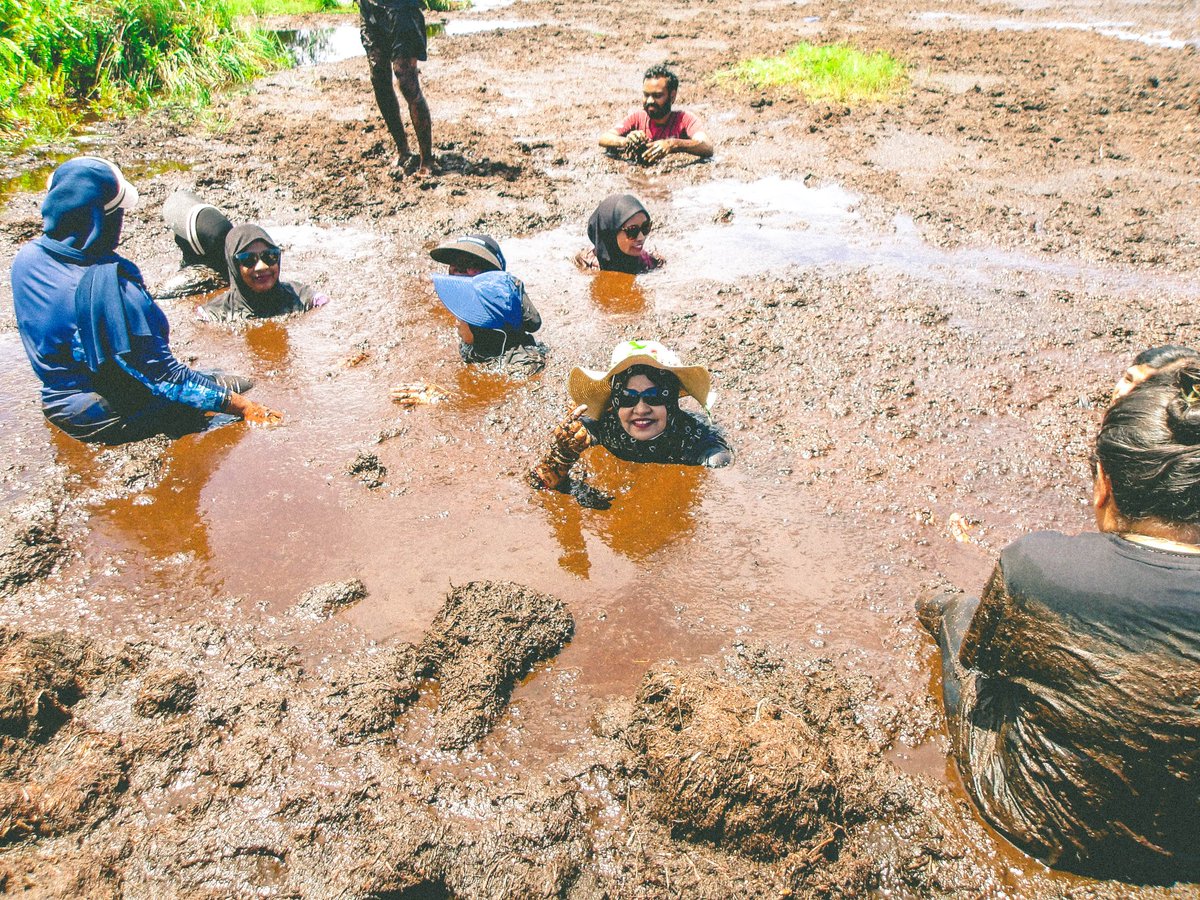 The experience emphasized the importance of Fuvahmulah’s UNESCO Biosphere Reserve for mental health. Participants learned about the connection between nature and well-being and the island’s biodiversity. The nature walk concluded with a mud bath and swimming.
🧵4/6