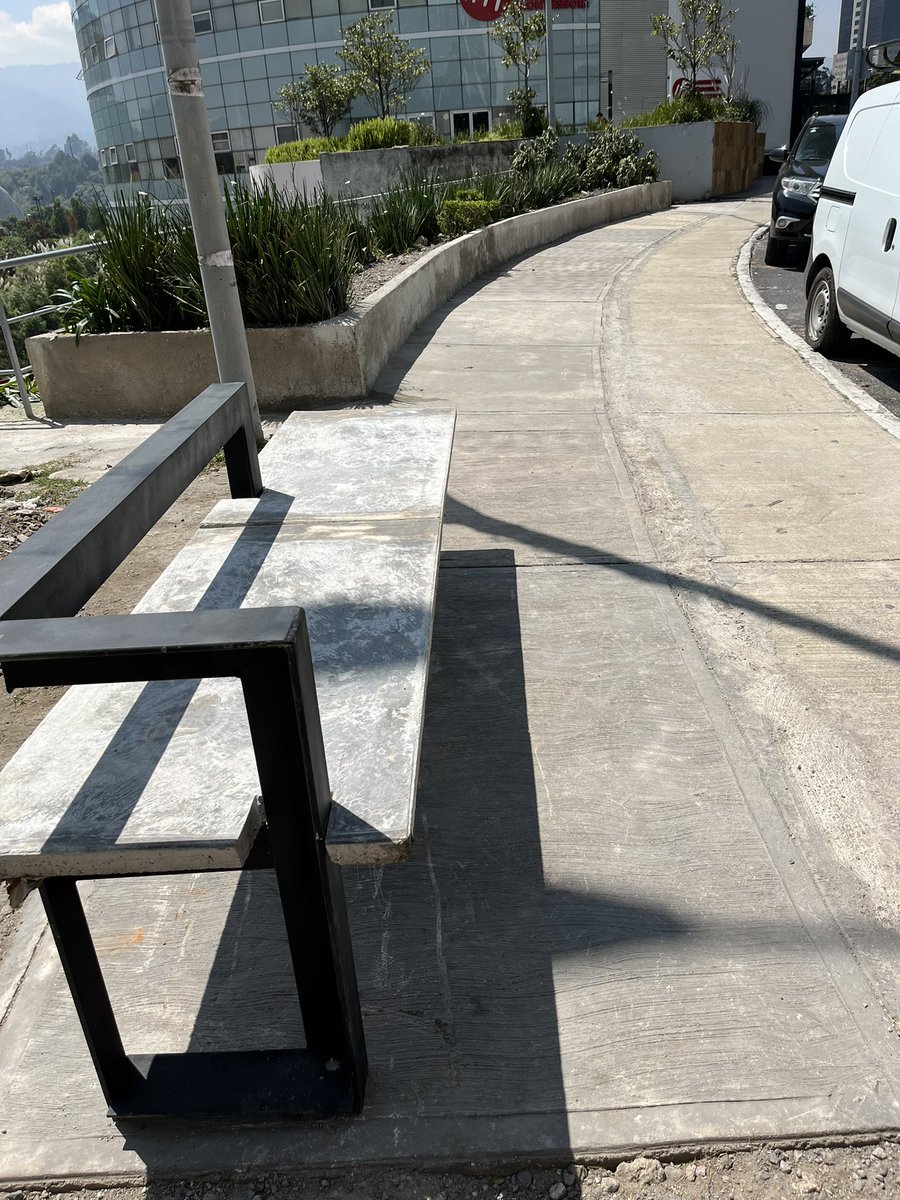 Avances del #presupuestoparticipativo2024 #enchulatucolonia antes había una jardinera que dividía la banqueta en dos haciendo insuficiente el espacio para los peatones pero la jardinera se recorrió y se ensanchó la banqueta