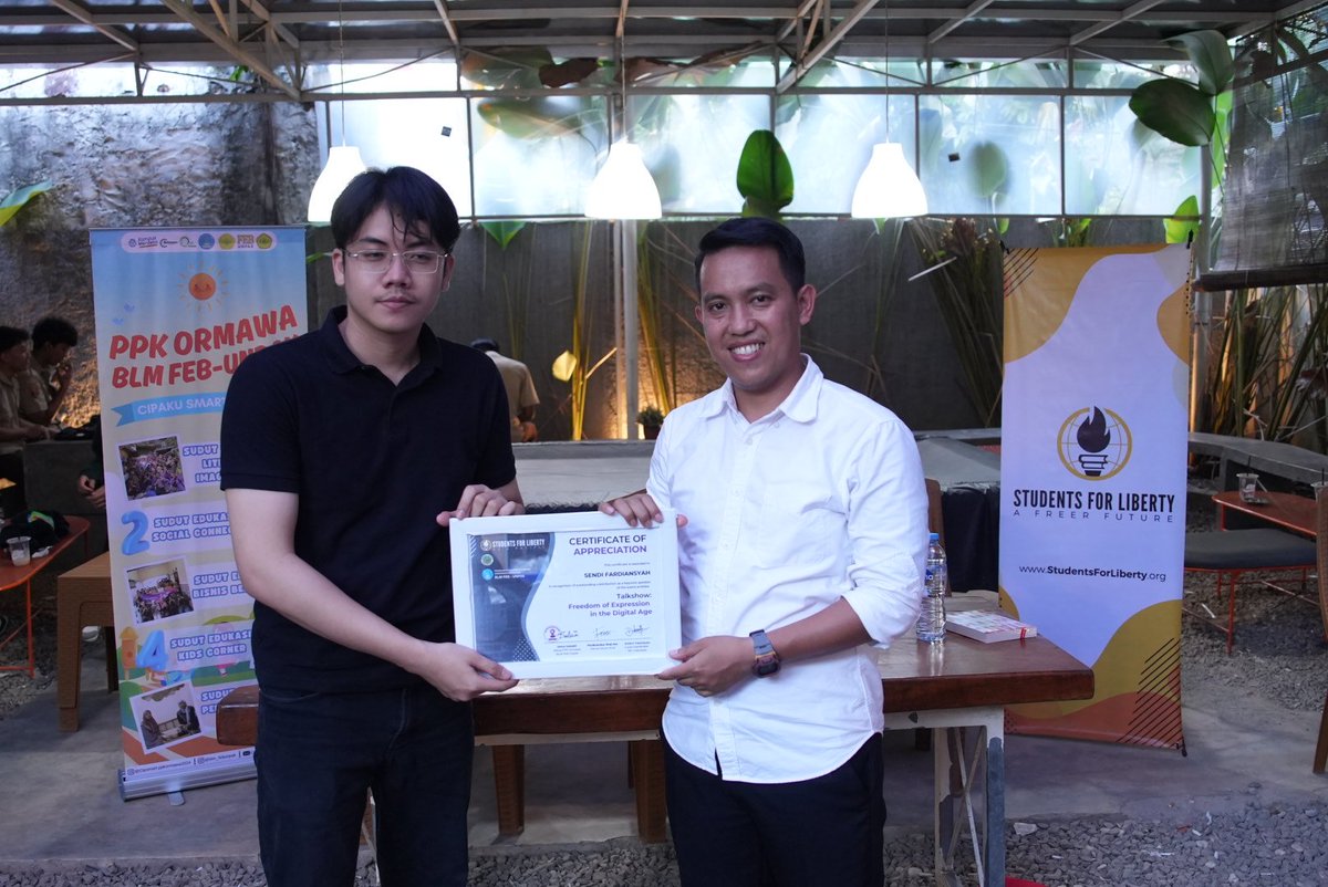 Bung_Sendi's tweet photo. Diskusi bersama @sflindonesia mengenai ‘Literasi Digital di Era Digital’.

Dalam diskusi hangat ini, saya bertemu sosok muda Kota Bogor yang berani menyampaikan kebebasan berekspresi dan kritis terhadap pembangunan Kota Bogor. https://t.co/OPlXDabpY7