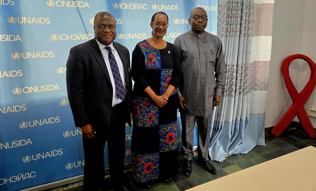 UnaidsDRC's tweet photo. Vice Président d'#EGPAF, Dr Appolinaire Thiam en mission à Ķinshasa a échangé avec l'ONUSIDA. EGPAF s'engage à pousser pour les résultats pour les femmes, les jeunes & les enfants et confirme la collaboration pour améliorer :
1️⃣ PTME
2️⃣ Qualité des services
3️⃣ Qualité des données https://t.co/ZKztMdn2nd