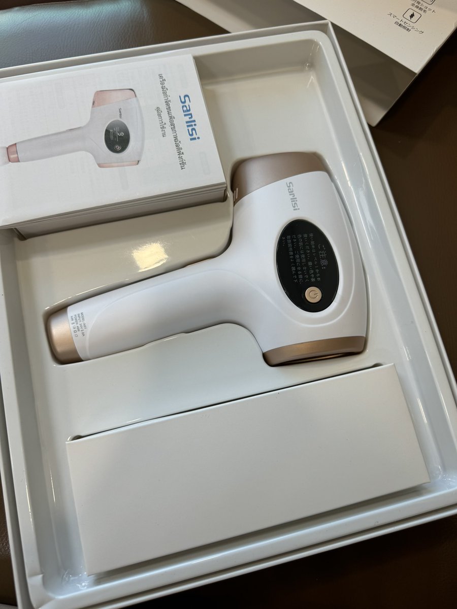 LazadaのセールでSarlisiの脱毛器買ってみた。750バーツ (約3400円)
家庭用にしては出力もそこそこあって効きそうだし、スキンケアモードもあるし、日本で買う半額以下だからかなり良い買い物なのでは🤔