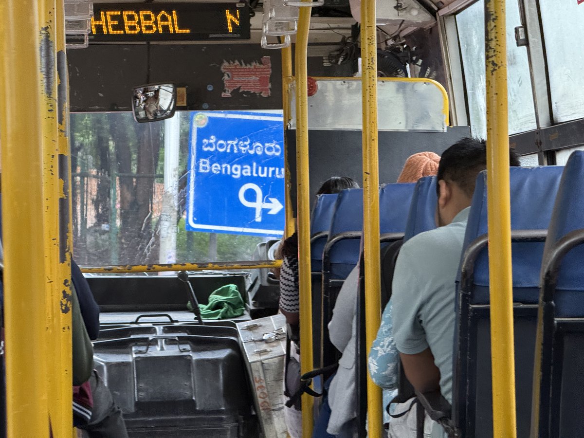 kvnrohit's tweet photo. Terrible traffic jam near Hebbala. Worse than yesterday. Left home(Jakkuru) at 8:30 am and reached Byatarayanapura at 8:40 am via Bus and now, entered the Hebbala Flyover loop (9:59 am). #HebbalaFlyover @nBangalorepost @anil_lulla @umeshbabupg https://t.co/XXigGWzB3Z