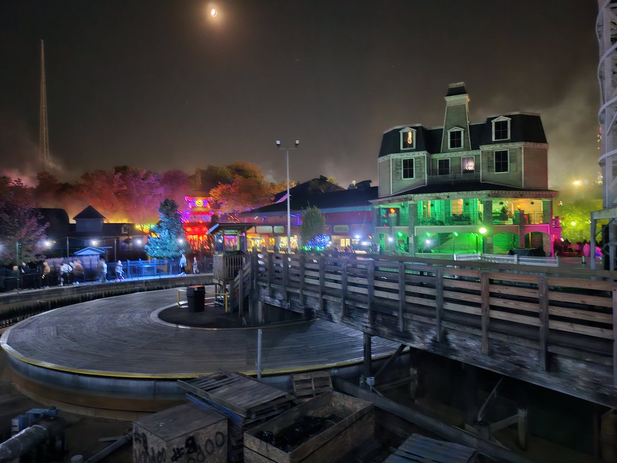 Fall fest at #kennywood was actually super cool! Lots of spooky actors that actually go ham and don't phone it in! Haha