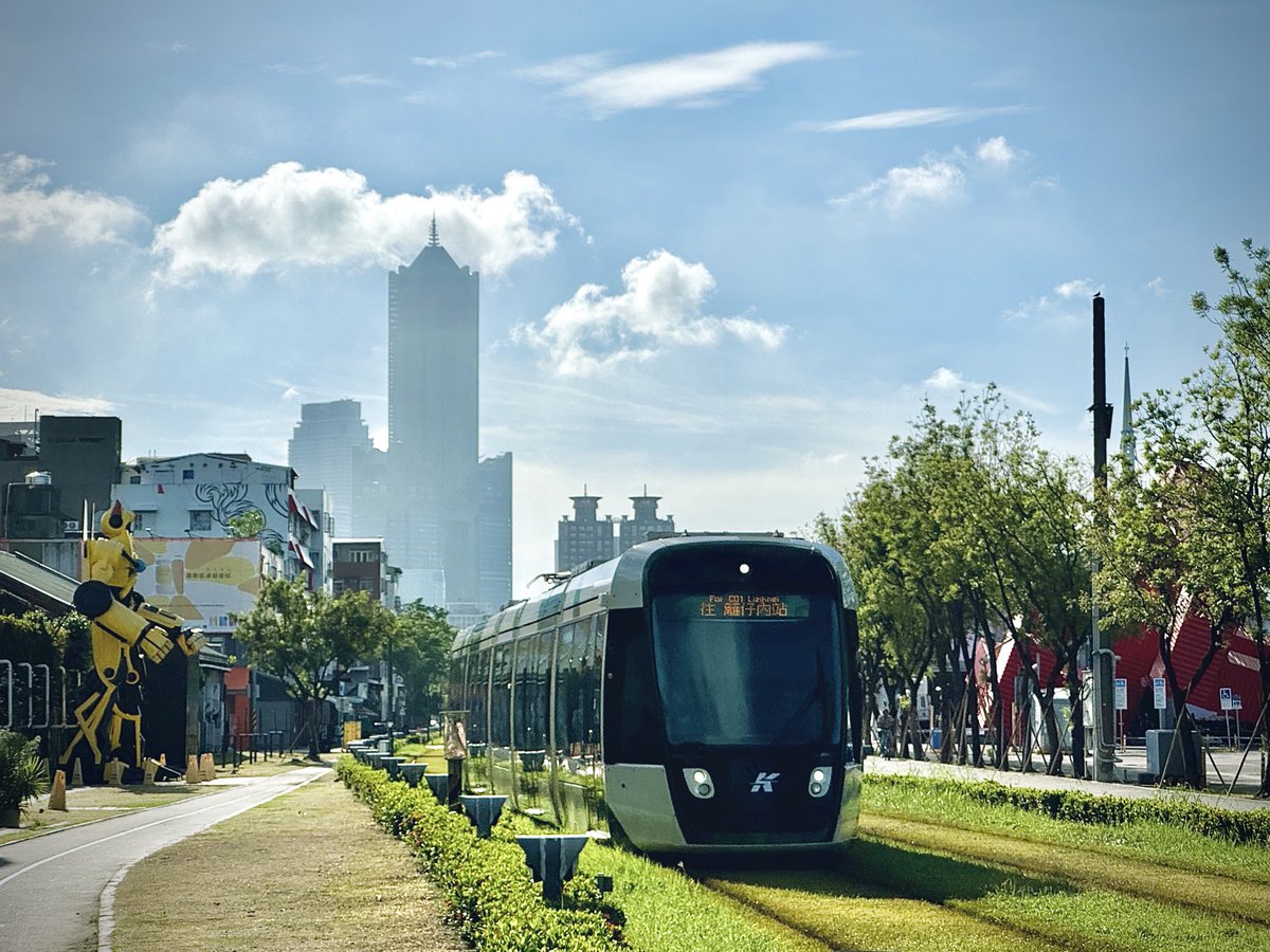 相隔19年的駁二臨港線。

左圖是小老闆在2005年10月拍攝，右圖拍攝於今年2024年的10月初。以前我們高雄總是被嘲笑揶揄，看到現在它蛻變之後美麗的樣子，心裡感慨萬千，只能說…謝謝Dpp🥹