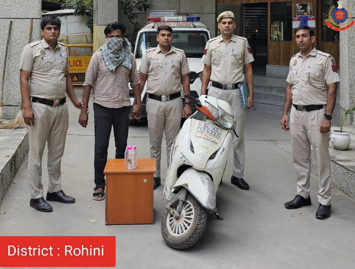 dcprohinidelhi's tweet photo. Under operation #PARAKRAM, patrolling staff of PS South Rohini arrested a desperate burglar/thief after a brief chase.1 button actuated knife & 1 stolen scooty recovered. Previously involved in 10 cases.
#KeepingStreetsSafe
#DelhiPoliceUpdates
@DelhiPolice
@CPDelhi
@Ravindra_IPS https://t.co/DGhklaJvOG
