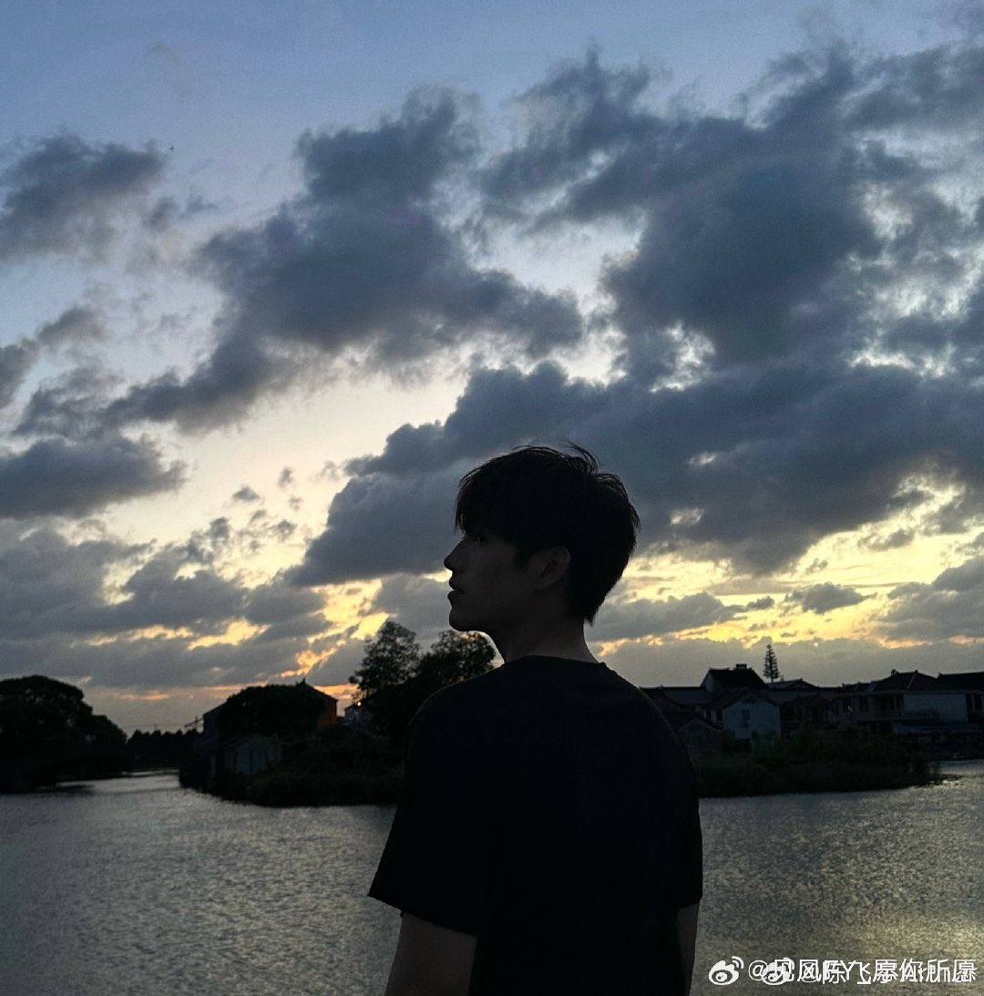 #陈飞宇[超话]##阳光信用# cfy#每日一善# 
有时候之所以迷茫，是因为想得太多、做得太少。事事纠结，只会带来不必要的负担。时间宝贵，一些无关紧要的琐事就别太较劲了，认清自己真正想要的，敢于取舍。@陈飞宇Arthur ​#เฉินเฟยอวี่
