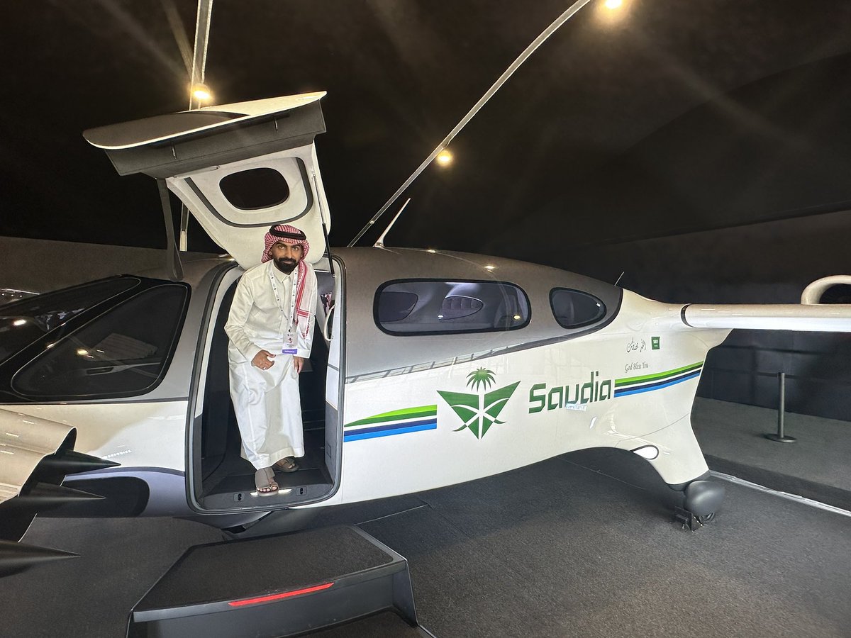 ARISHIMOHAMMED's tweet photo. #الخطوط_السعودية

100 طائرة كهربائية من شركة «ليليوم» الألمانية ستبدأ العمل في #السعودية في عام 2026.🇸🇦

وستربط بعض مناطق المملكة بسرعة تصل إلى 270 كم/ساعة وتقطع 170 كم. 

ستشمل الرحلات ايضا الربط بين مطاري، جدة و #الحرم _المكي والمشاعر المقدسة و #الرياض والمناطق الترفيهية مثل القدية والدرعية.