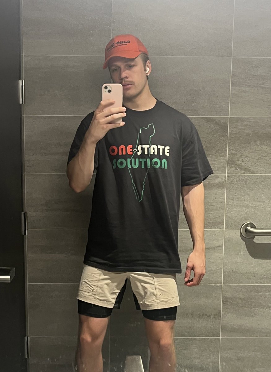 middleschool101's tweet photo. Hoping to start a fight at the gym https://t.co/gfsIS7TS6F