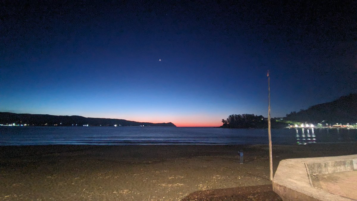 cels72's tweet photo. #valdiviacl alguien ha podido ver el cometa en Valdivia??? A qué hora y dónde https://t.co/SOhz9KumUz
