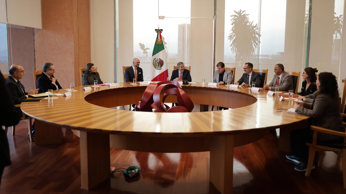 📸 Este lunes, el secretario de <a href="/SRE_mx/">Relaciones Exteriores</a>, Juan Ramón de la Fuente, se reunió con Daniel Karam, presidente del Centro Libanés, y con Elías Achar Levy, presidente del Comité Central de la Comunidad Judía en México, a quienes felicitó por el comunicado conjunto que suscribieron en