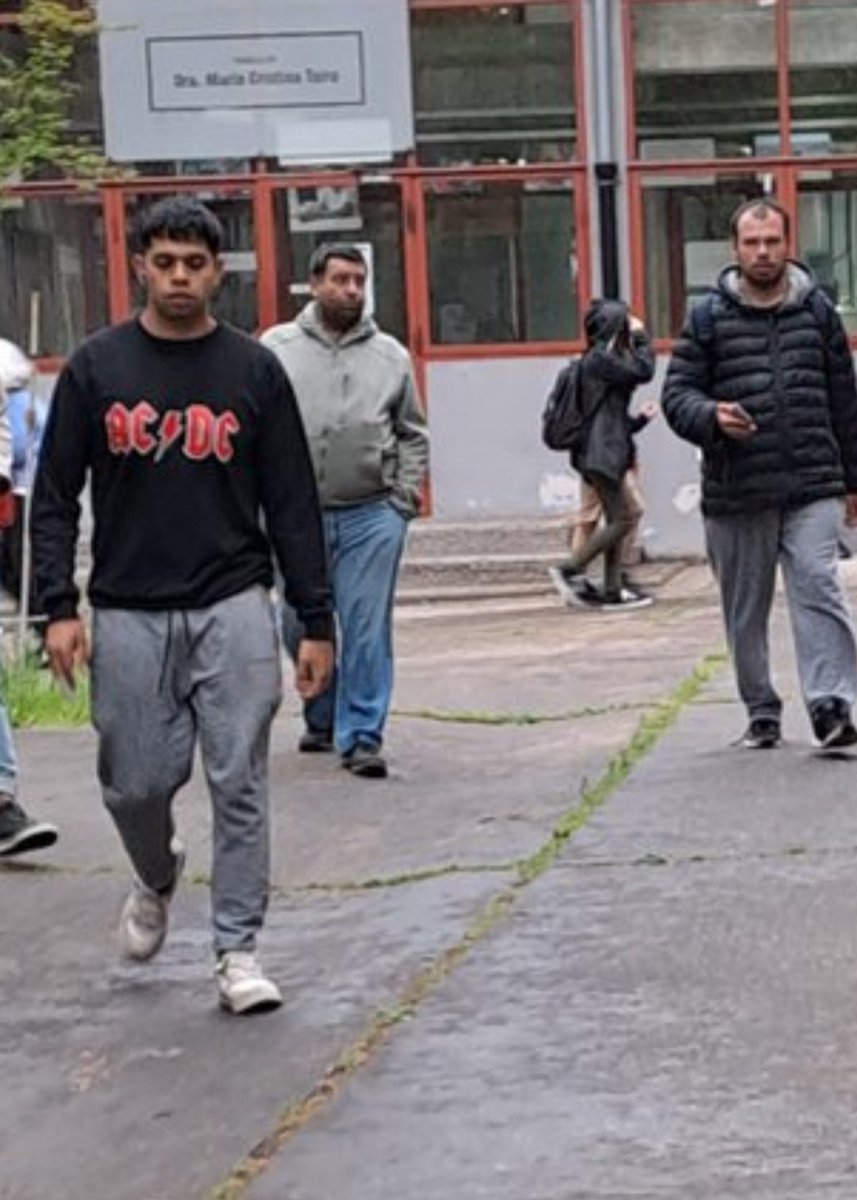 AlePeronista's tweet photo. 🔴ESTA ES LA PATOTA DE LUMPENES QUE MANDARON LOS DE LLA PARA ATACAR A LOS ESTUDIANTES DE LA UNIVERSIDAD DE QUILMES‼️

🔺️Una asamblea atacada por punteros políticos y matones a sueldo

Hagan zoom en esas caras y vean a los "estudiantes"🙈de Milei

MAFIOSOS
#UniversidadesTomadas https://t.co/uYOcJjsmmC