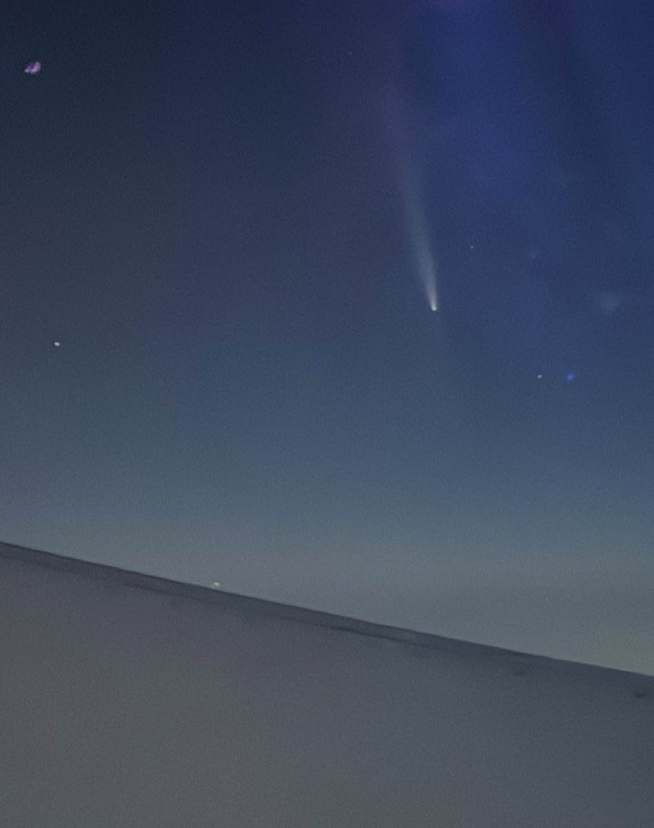 I CANT BELIEVE MY FIRST TIME SEEING A COMET WAS THROUGH AN AIRPLANE WINDOW 😭☄️