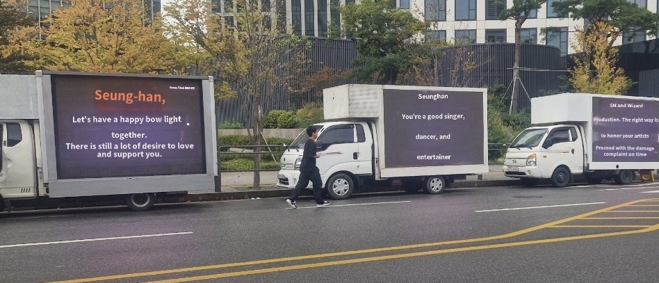 _jaylice's tweet photo. Trucks in front of SM entertainment
#BringbackSeunghan
#JUSTICE_FOR_SEUNGHAN 
#AlwaysWithSeunghan 
#SMSupportsBullying 
#SEUNGHAN #홍승한 https://t.co/mpugwnGVT9