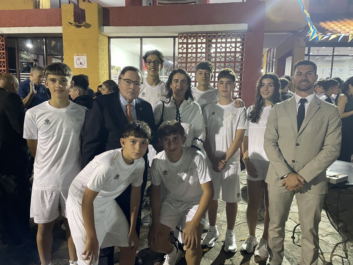 Con el Presidente de <a href="/isekeducacion/">Institución Internacional SEK</a> 
y los alumnos 🇪🇸 del colegio SEK Levante <a href="/colintlev/">Colegio Internacional de Levante</a> 
que participan esta semana en el InterSEK deportivo 2024! La mejor de las suertes a todos los participantes y que disfrutéis mucho de 🇵🇾 <a href="/SEKParaguay/">SEK Paraguay</a>