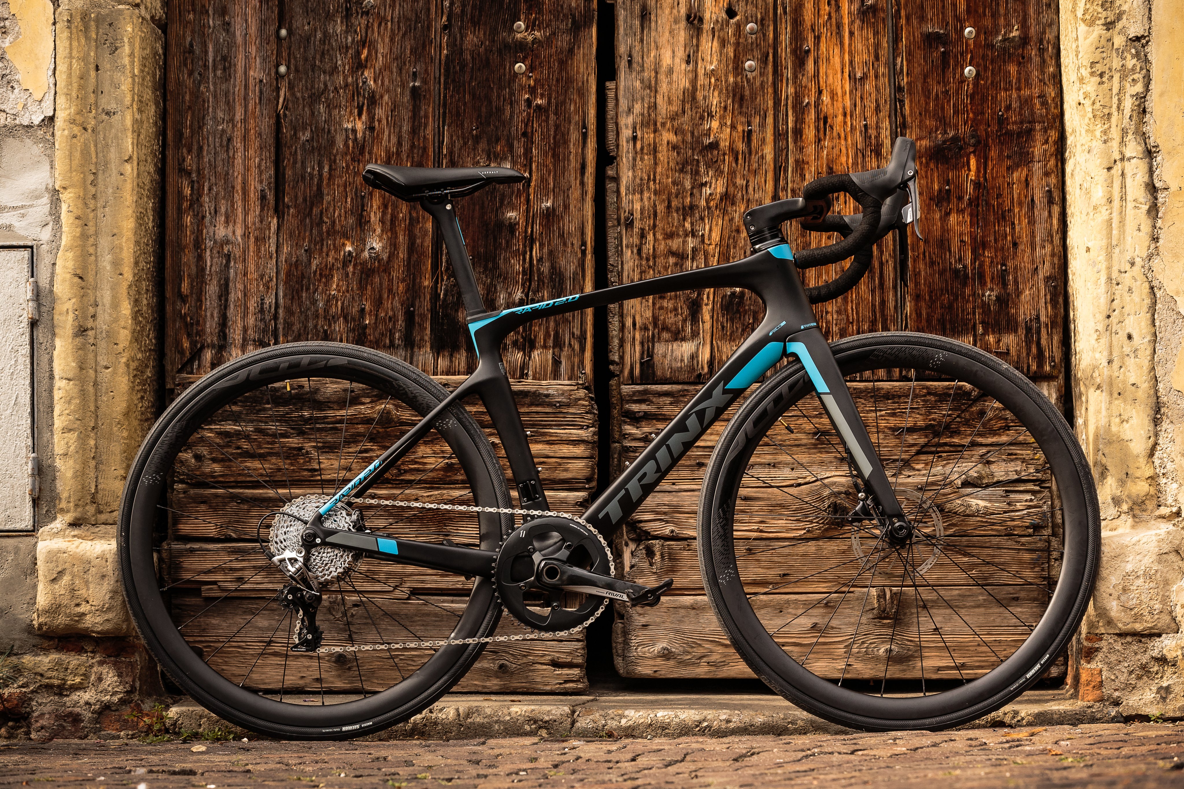 TRINX ロードバイク　ヨーロッパ仕様　限定カラー ブラックandレット Amazon | 自転車 通販 T-STREET-8D マットブラック クロスバイク