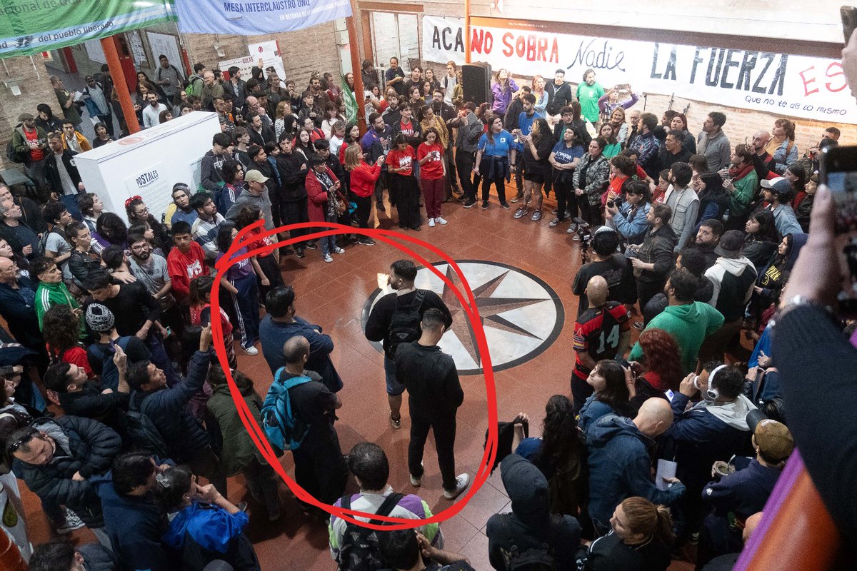 Imagenes de los libertarios que interrumpieron la asamblea para gasear.
Gracias <a href="/carlosbrigo/">Carlos Brigo</a> por sacar las fotos y estar en medio de la escena.