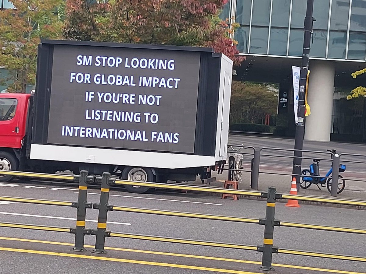 robinists's tweet photo. mexican and latam briize speaking up for the whole fandom with that truck

#JUSTICE_FOR_SEUNGHAN 
#AlwaysWithSeunghan 
#SMSupportsBullying 
#SEUNGHAN #홍승한
#2024MAMAVOTE https://t.co/b14ERBLxyy