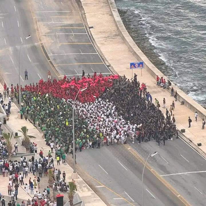 Estudiantes, jóvenes y pueblo capitalino realizaron un marcha en solidaridad con Palestina y repudiando enérgicamente el genocidio de Israel a este noble e inocente pueblo. La indiferencia ante el abuso y la masacre nunca será el camino de #Cuba 🇨🇺
#FreePalestine ✊🏻🇵🇸