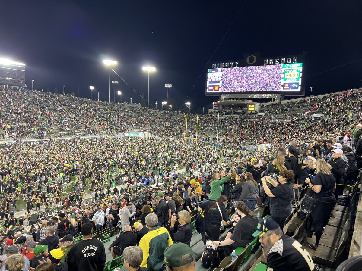0:00 open.substack.com/pub/bobwelchwr… Bonus Heart, Humor &amp; Hope column on a win over Ohio State that joins the 1994 Kenny Wheaton game as best I've seen at Autzen Stadium.