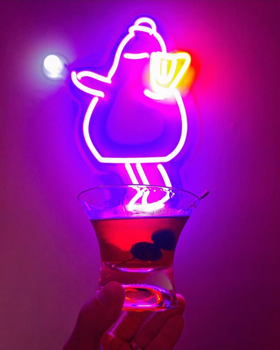 BenLikesMovies's tweet photo. Manhattan by Grimace light. LFGM. 💜🍸🍒 https://t.co/YwQpxiRunx