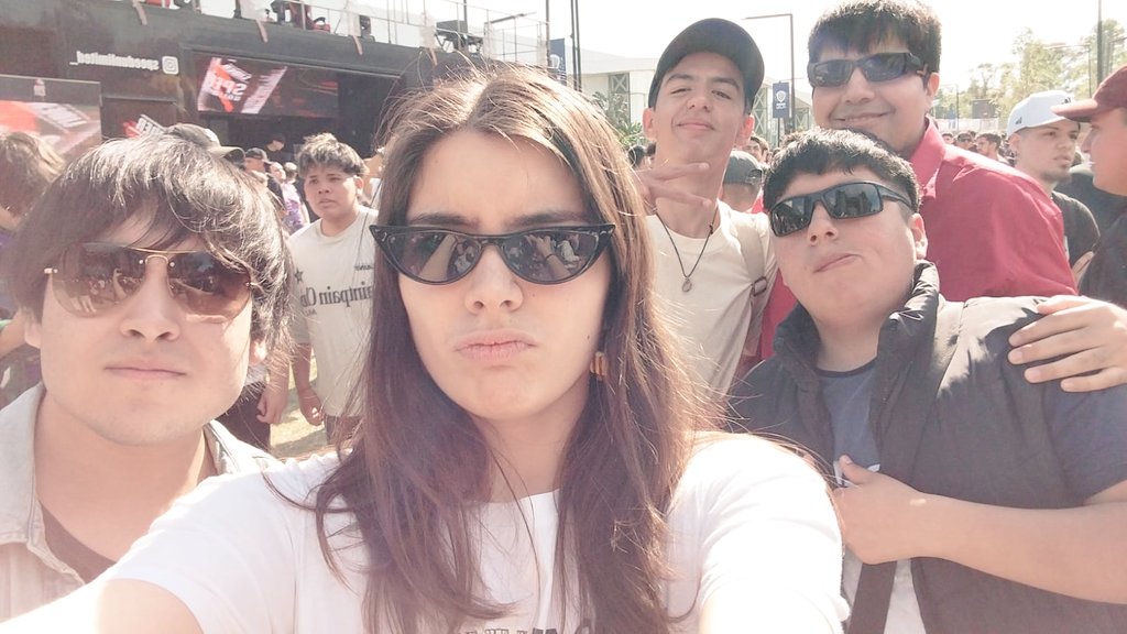 me encontraron morfando estos locos que vienen desde la pampa (menos poly y lonco) 

todos con lentes de sol facheros 
😎⬇️⬇️