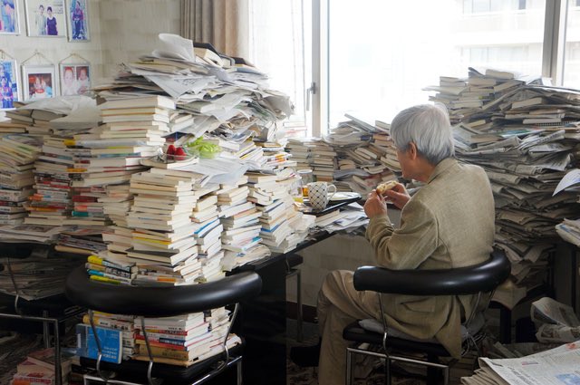 家賃爆安の物件に大学入学以来住み続けてわかったことは、日当たりと床面積はメンタルヘルスに直に作用するということ
特に狭い床面積は自分のように基本的にものが多い人間の場合、片付けることに諦めが湧いてきて、田原総一郎然とした部屋になって日当たりもさらに悪化する 