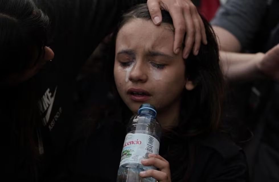 Gregoriodalbon's tweet photo. En el tema de la niña gaseada Fabrizia Pegoraro @PatoBullrich se le caga de la risa a Taiano o se hace bien la boluda. 
Ya que no envía sumario ni protocolo ya requerido por el fiscal por segunda vez. Tanto miedo tienen de allanar el Ministerio? Hasta cuando van a pedir permiso? https://t.co/vvuEJkUJPN