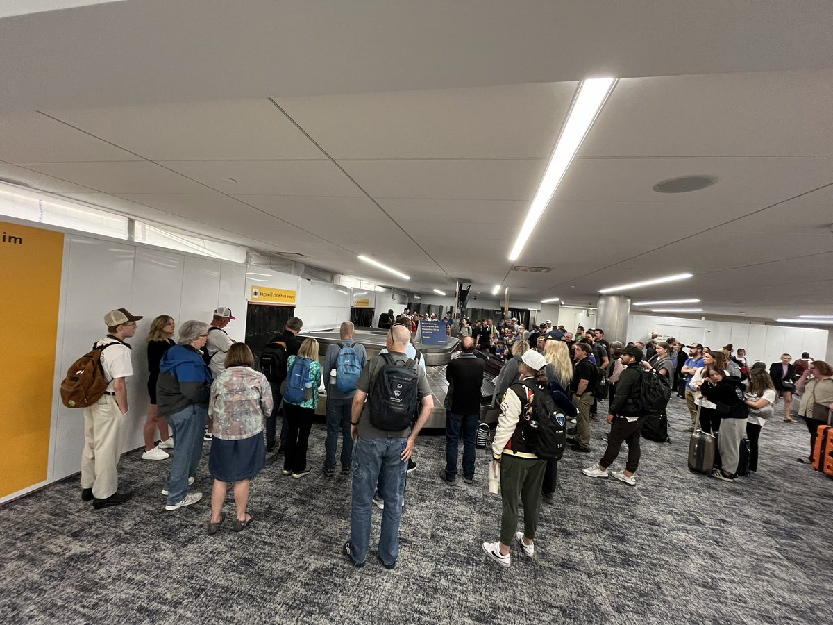 AllenSpencer5's tweet photo. Okay @DENAirport and @SouthwestAir, do better. 7pm and y’all are using literally ONE baggage claim carousel on the east side for ALL the flights. And… it’s the carousel that is mostly blocked off for construction. So 10% of a carousel. https://t.co/4tnTijdXFc