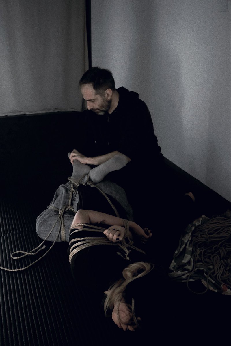 千手千缚
活动剪影
Rigger：@ShanghaiStudioK 老戴
📍：<a href="/Cnr_Aphilia/">Conor Aphilia</a> 
cr：<a href="/xiaolang9999/">Tay</a> 
#Shibari #捆绑 #摄影 #绳艺 #束缚 #伦敦绳艺聚会