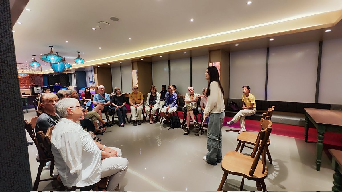 TawanLocalGiude's tweet photo. เป็นเกียรติอย่างยิ่งที่ได้มาเป็น Guest Speaker พูดคุยกับนักท่องเที่ยวชาวอเมริกัน ให้กับบริษัททัวร์ ซึ่งจะเป็นอีกหนึ่งบทบาทที่ชาร์เรนท์มากๆ สำหรับซีนค่ะ #scenehosohappy #sceneho #น้อนแสงจ้าของซีนโฮ #shining #starhunterentertainment #cosmosth #girlgroup #ซีนโฮโตไปต้องเลิศ https://t.co/pdoJ9wAdUm