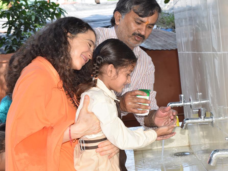 SadhviBhagawati's tweet photo. 1.8 million kids die annually fm #diarrhea & respiratory illnesses.1/3 of #diarrhea &1/5 of #respiratory illnesses can be prevented by #handwashing . So many lives saved so simply & inexpensively! On #GlobalHandwashingDay2020 let's ensure all hv access to #water soap & awareness https://t.co/Ip58iivjpZ