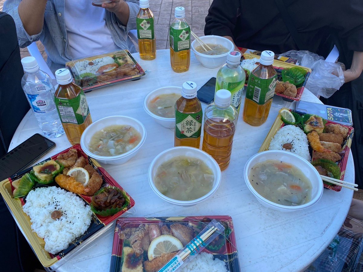 remansosan's tweet photo. コスキンのテーブルってコスキンのテーブルって感じがしますよね https://t.co/5qOnO4CgHx