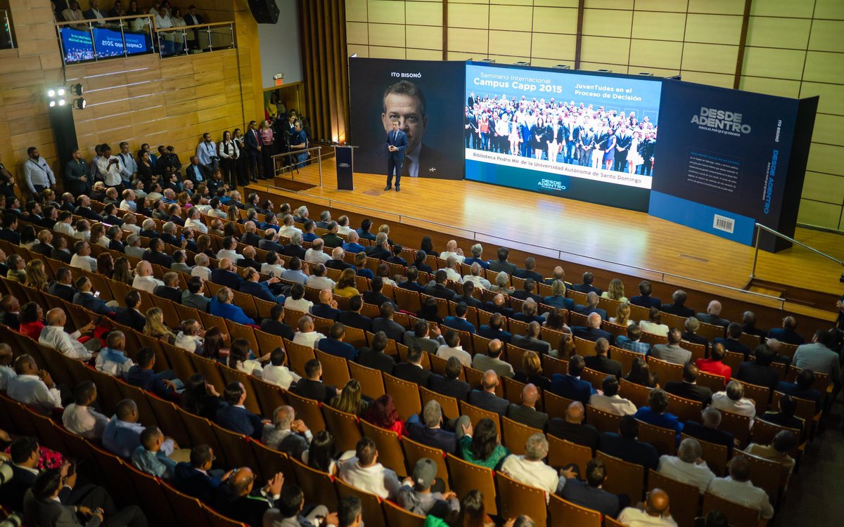 raquelarbaje's tweet photo. Esta noche acompañé a @itobisono en la presentación de su más reciente obra “Desde adentro: hacia el país que queremos”. Un libro que invita a la reflexión sobre los retos y las oportunidades que tenemos como nación. 

Desde su experiencia en la administración pública, Ito nos comparte una visión clara y transparente de los desafíos y las soluciones que propone. Fue una velada enriquecedora, donde se puso de manifiesto su pasión por el país y su gente. 🇩🇴