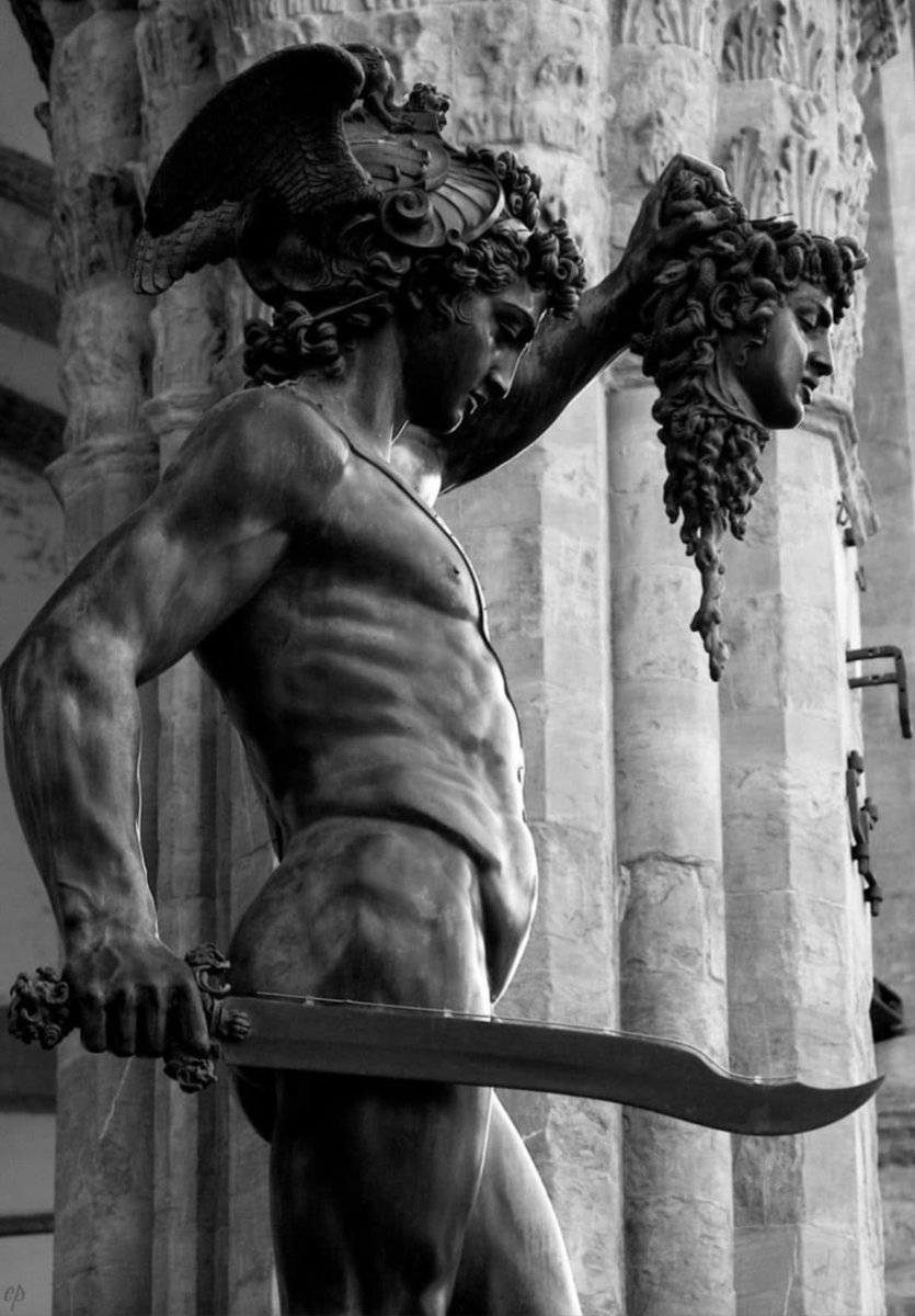 Arteymas_'s tweet photo. Perseo con la cabeza de Medusa es una escultura de bronce hecha por Benvenuto Cellini en el período 1545-1554.
Loggia dei Lanzi, Florencia https://t.co/nU43hWiwO6
