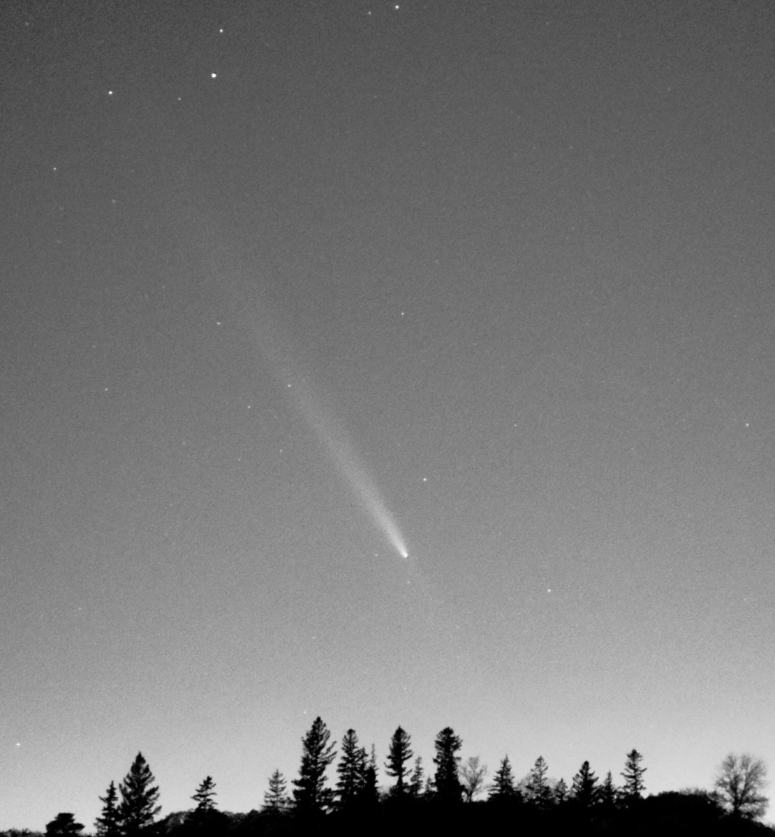 PelkaPeter's tweet photo. Another shot of comet Tsuchinshan-ATLAS on October 14 shot on iPhone 14 in Winnipeg. https://t.co/Wcz52BrHFZ