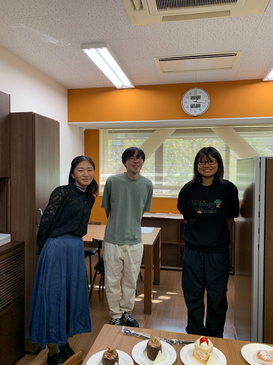 先日、恒例のお誕生日会と院試お疲れ様会を合同で行いました。お誕生日の皆さん、おめでとうございます。そして、院試お疲れ様でした。