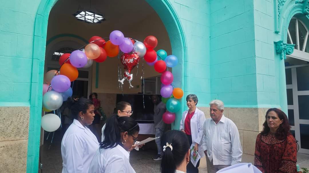 Hoy 14 de octubre, inició la vacunación con 💉Quimi-Vio, proyecto al que nuestros científicos dedicaron años ❤️ 
El agradecimiento infinito a ellos, porque #CubaSalva 🇨🇺
#CubaEsAmor 
📸 ✍🏻<a href="/DagmarGarciaCub/">Dagmar García Rivera</a>