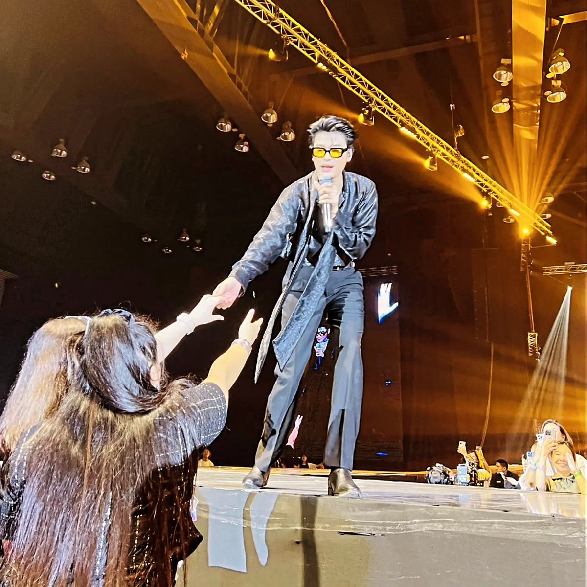 Ann_Kunthalee's tweet photo. ใจนึงเห็นนนท์ปวดหลังแล้วก็สงสาร ใจนึงก็ แหม..ผช.มาถึงที่แล้วจะพลาดได้ไง😂 
อยากกรี๊ดแต่กลัวนนท์ตกใจ💙💙💙
#cenzonicconcert #cenzonicconcert2024 
#centara #centaragrand #cgcw #centaraconcert
#citipopvibes
#NONTTANONT 
#nontfam https://t.co/GUPybKyYnF