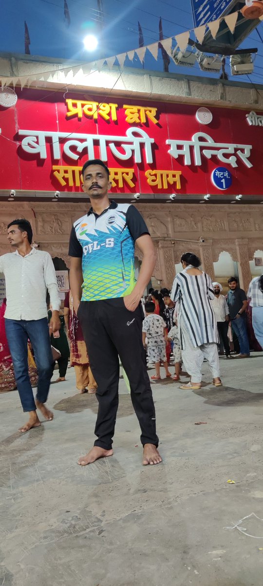 Mahi4214's tweet photo. तमाम खुशियों का, बस एक ठिकाना..!
बालाजी के दर पर, शीश झुकाना..!!
जय बजरंग बली!! 
जय हो राम दूत हनुमान की🙏
शुभ प्रभात 🌺
#सालासर_बालाजी_दर्शन 
#Salasar_balaji_mandir https://t.co/wthGhVu8r1