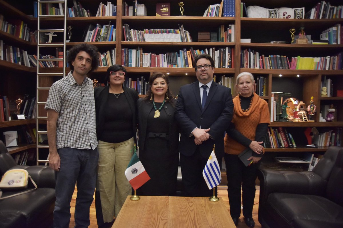 ClaraBrugadaM's tweet photo. Esta tarde me reuní con @mauriciozuninoc, intendente de Montevideo, a quien agradezco mucho su visita y con quien compartí temas relacionados a nuestras tareas para beneficiar a las y los habitantes de nuestras ciudades.

#ClaraJefaDeGobierno 
Intendencia de Montevideo https://t.co/M85r81OF2X