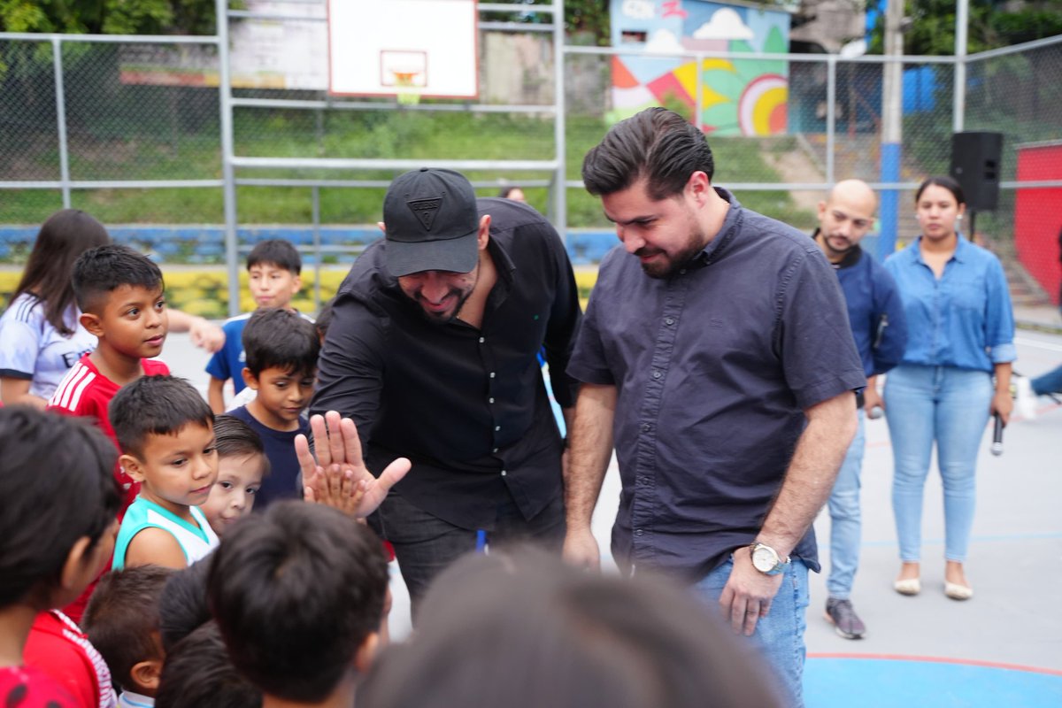 DennisSalinas_'s tweet photo. Hoy, junto a mi amigo @sliptone, entregamos insumos deportivos a la escuelita de fútbol en la cancha de los edificios Los 100, en la Colonia Zacamil. 🇸🇻⚽

Estos niños heredarán un país más seguro, y nuestro compromiso es seguir apoyándolos para que logren sus sueños.

El deporte no solo forma atletas, sino ciudadanos que construirán el futuro de El Salvador. ¡Juntos seguimos fortaleciendo a nuestras comunidades!

#ElSalvador #Seguridad #Política