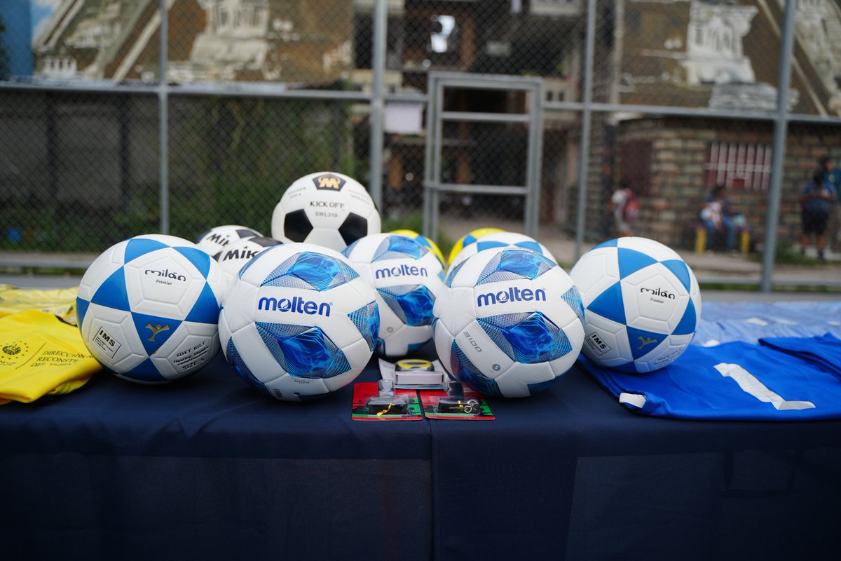 DennisSalinas_'s tweet photo. Hoy, junto a mi amigo @sliptone, entregamos insumos deportivos a la escuelita de fútbol en la cancha de los edificios Los 100, en la Colonia Zacamil. 🇸🇻⚽

Estos niños heredarán un país más seguro, y nuestro compromiso es seguir apoyándolos para que logren sus sueños.

El deporte no solo forma atletas, sino ciudadanos que construirán el futuro de El Salvador. ¡Juntos seguimos fortaleciendo a nuestras comunidades!

#ElSalvador #Seguridad #Política