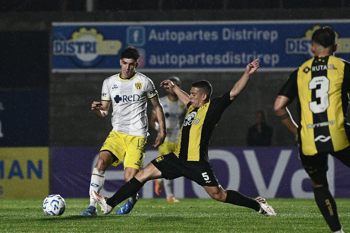 Final

#Atlanta empató 1 a 1 frente a #DeportivoMadryn 

Igualdad que no le sirve de nada al equipo de García que volvió a ser intrascendente una vez más.

Un equipo sin alma que defiende y ataca mal.

Otra temporada tirada a la basura