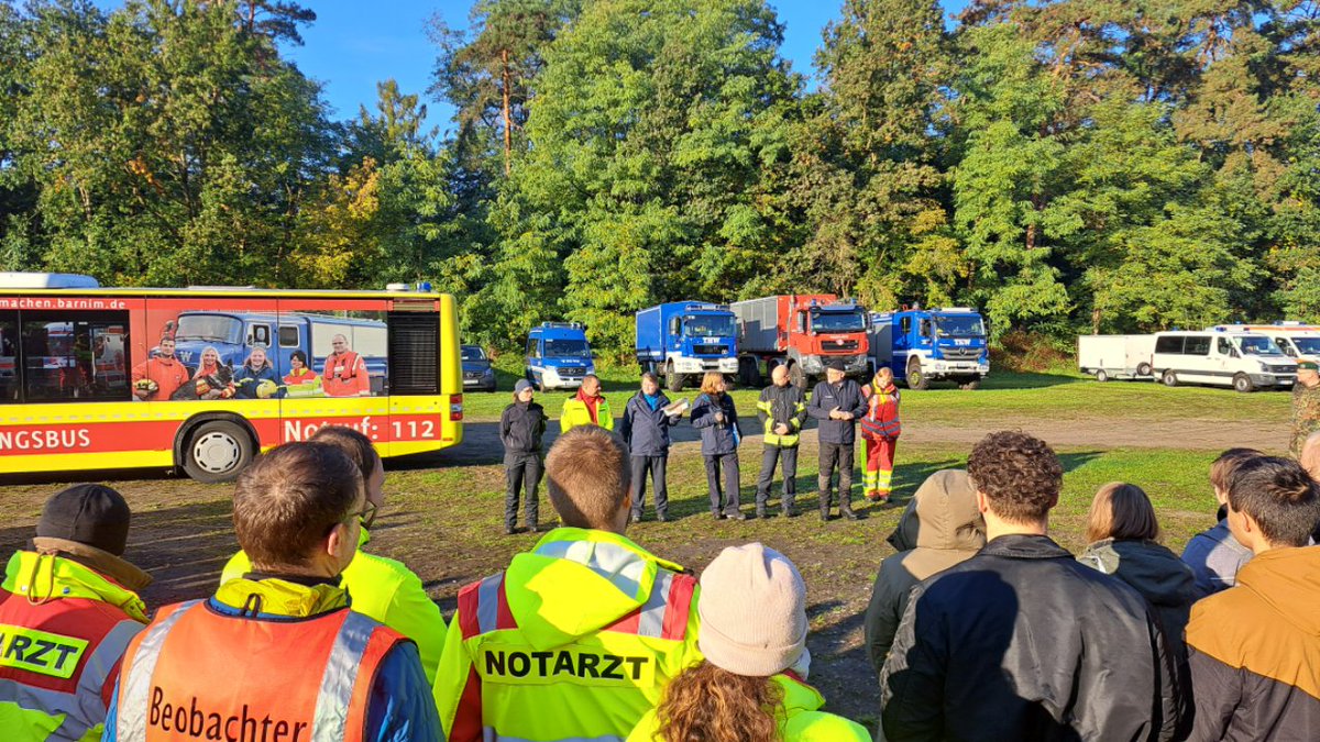 Katastrophenschutzübung im Barnim: Einsatzkräfte proben den Ernstfall - mehr als 40 Verletztendarsteller/innen ermöglichten realistische Übungslage mynewsdesk.com/de/landkreis-b…