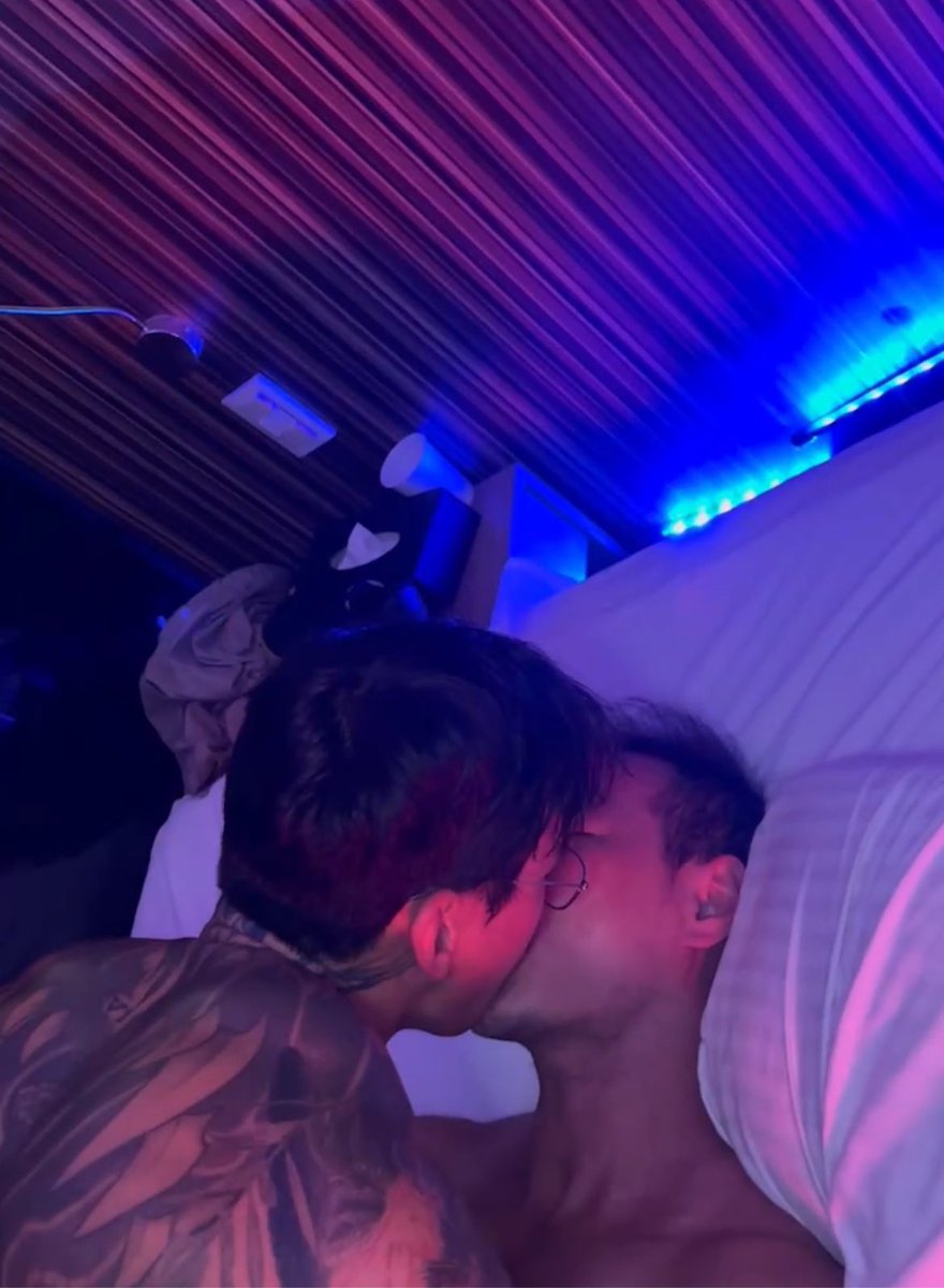 是不是要更新一下資訊了😳😳😳，昨天的事而已，猜猜我在幹嘛🙈🙈？猜猜他是誰？ 😈😈沒有色色喲！我很乖的🥺🥺