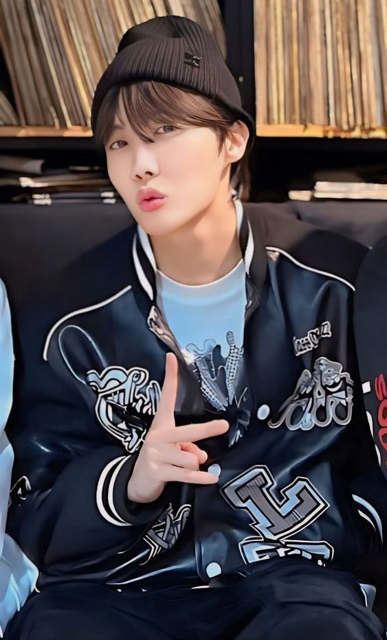 Lizzibt's tweet photo. Nos separan horas! Es tan irreal 🥹💜

J-HOPE IS COMING
#OurPieceOfPeaceReturns_D2
#To_Be_Continued_1017
#3DaysToMeetOurHOPE https://t.co/8TYe8Awq6Y