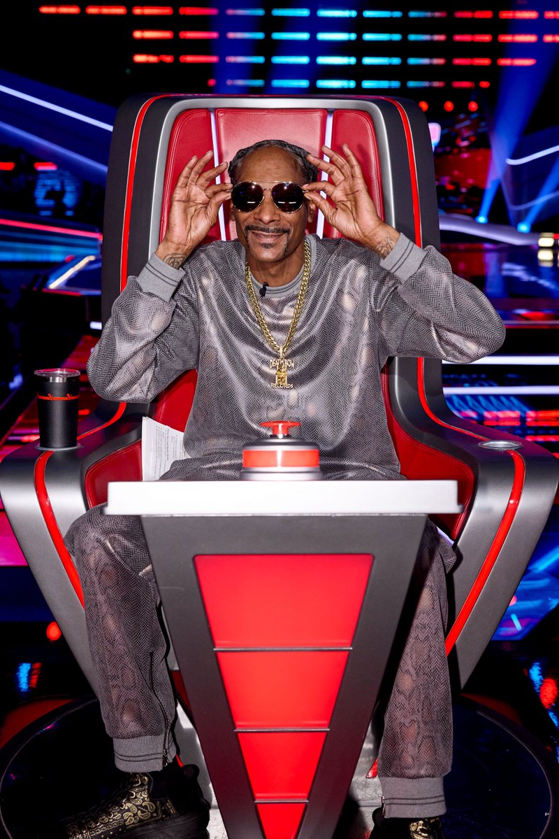 SnoopDogg's tweet photo. U watchin?? 👀 😁🎤👊🏿💯 @NBCTheVoice tonite!! https://t.co/DcuIsbXl4D
