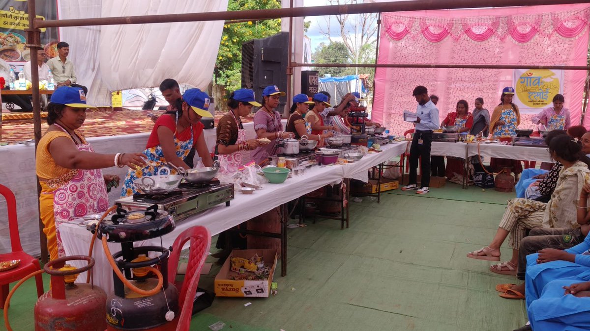 BpclRaipur's tweet photo. *गांव की रसोई* - A cookery competition event was conducted at Pharasgaon, district - Kondagaon in Bastar region in presence of local Panchayat authorities &amp; teachers in Bhilai SA under Raipur LPG Territory. The event got wide media coverage. https://t.co/mTJilfHfgm